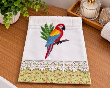 Toalha de Lavabo Bordada Arara com Renda 30x45cm